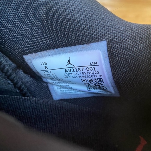 Jordan 11s, only worn 3 times. They come with force fields to prevent creasing main image 5